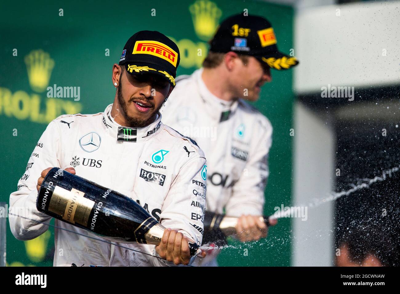Lewis Hamilton (GBR) Mercedes AMG F1 fête sa deuxième place avec le champagne sur le podium. Grand Prix d'Australie, dimanche 20 mars 2016. Albert Park, Melbourne, Australie. Banque D'Images