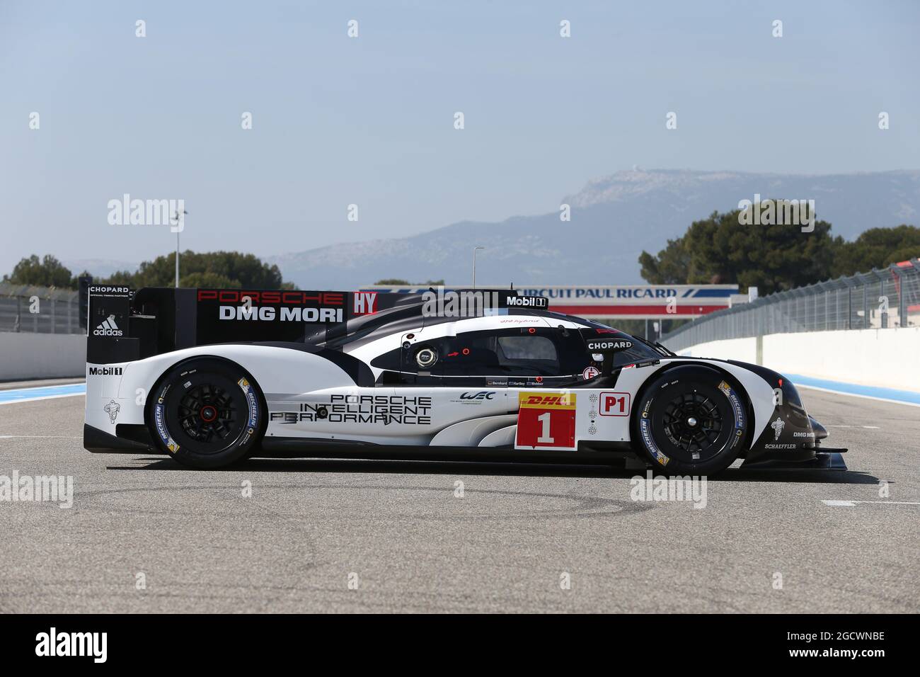 L'équipe Porsche 01 hybride Porsche 919 de Timo Bernhard (GER) / Mark Webber (AUS) / Brendon Hartley (NZL). Championnat du monde d'endurance FIA, journées d'essais officielles 'Prologue', jeudi 24 mars 2016. Paul Ricard, France. Banque D'Images