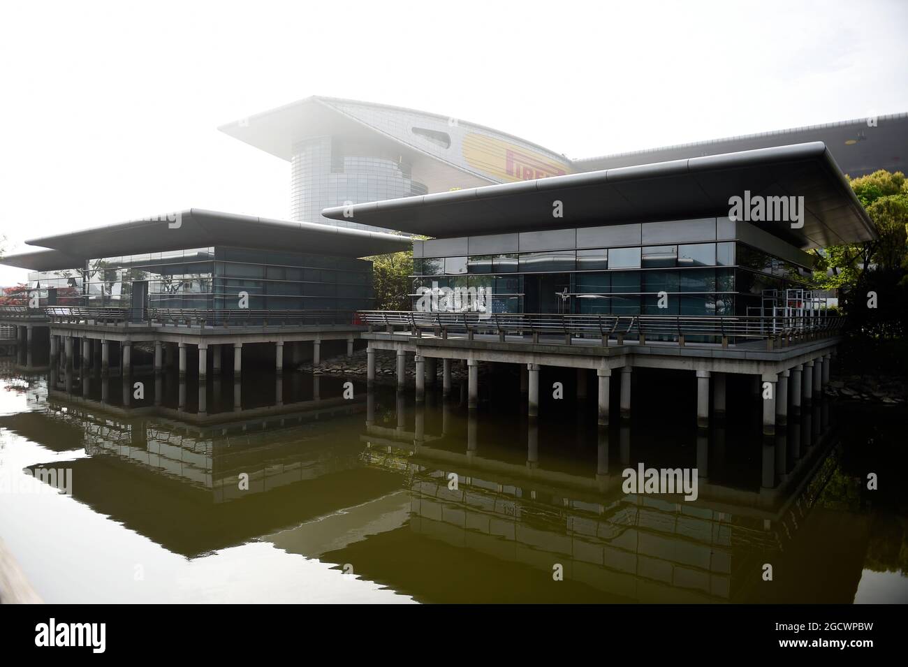 Bâtiments de paddock. Grand Prix de Chine, vendredi 15 avril 2016. Shanghai, Chine. Banque D'Images