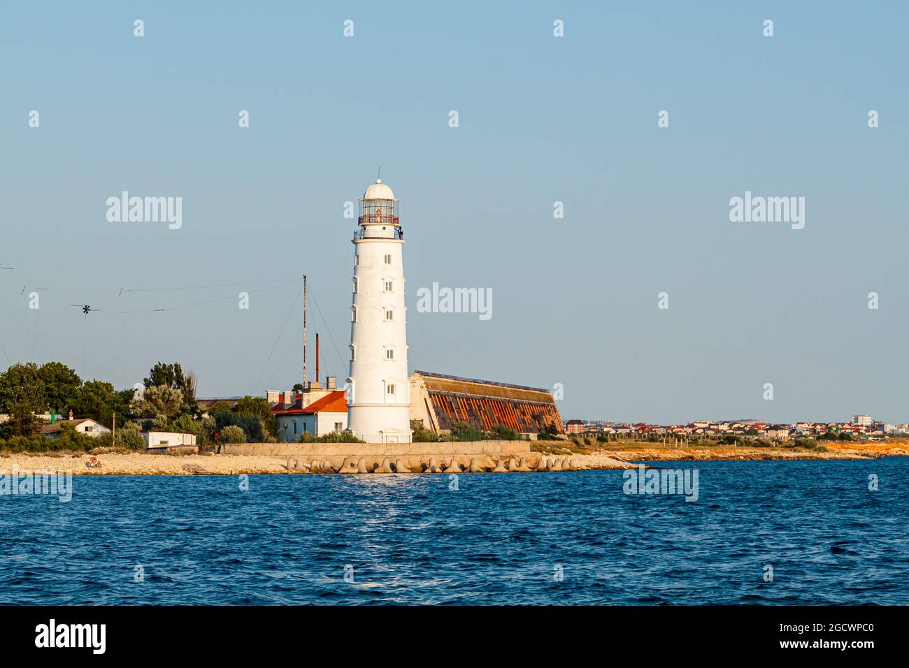 Phare blanc sur le bord de mer à Sébastopol, République de Crimée, Russie. Une journée ensoleillée. Banque D'Images