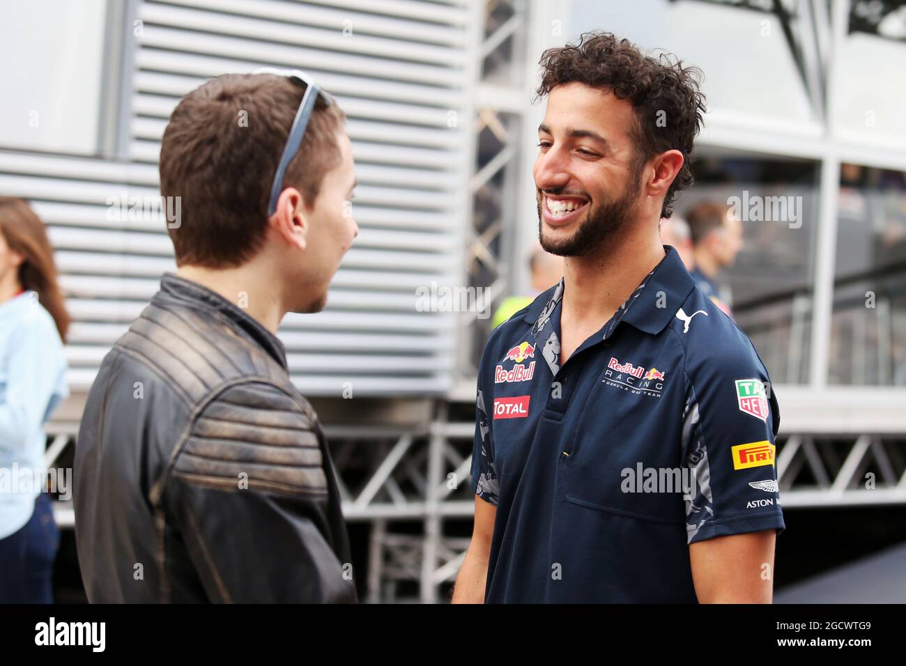 (De gauche à droite): Jorge Lorenzo (ESP) moto GP Rider avec Daniel Ricciardo (AUS) Red Bull Racing. Grand Prix d'Espagne, samedi 14 mai 2016. Barcelone, Espagne. Banque D'Images