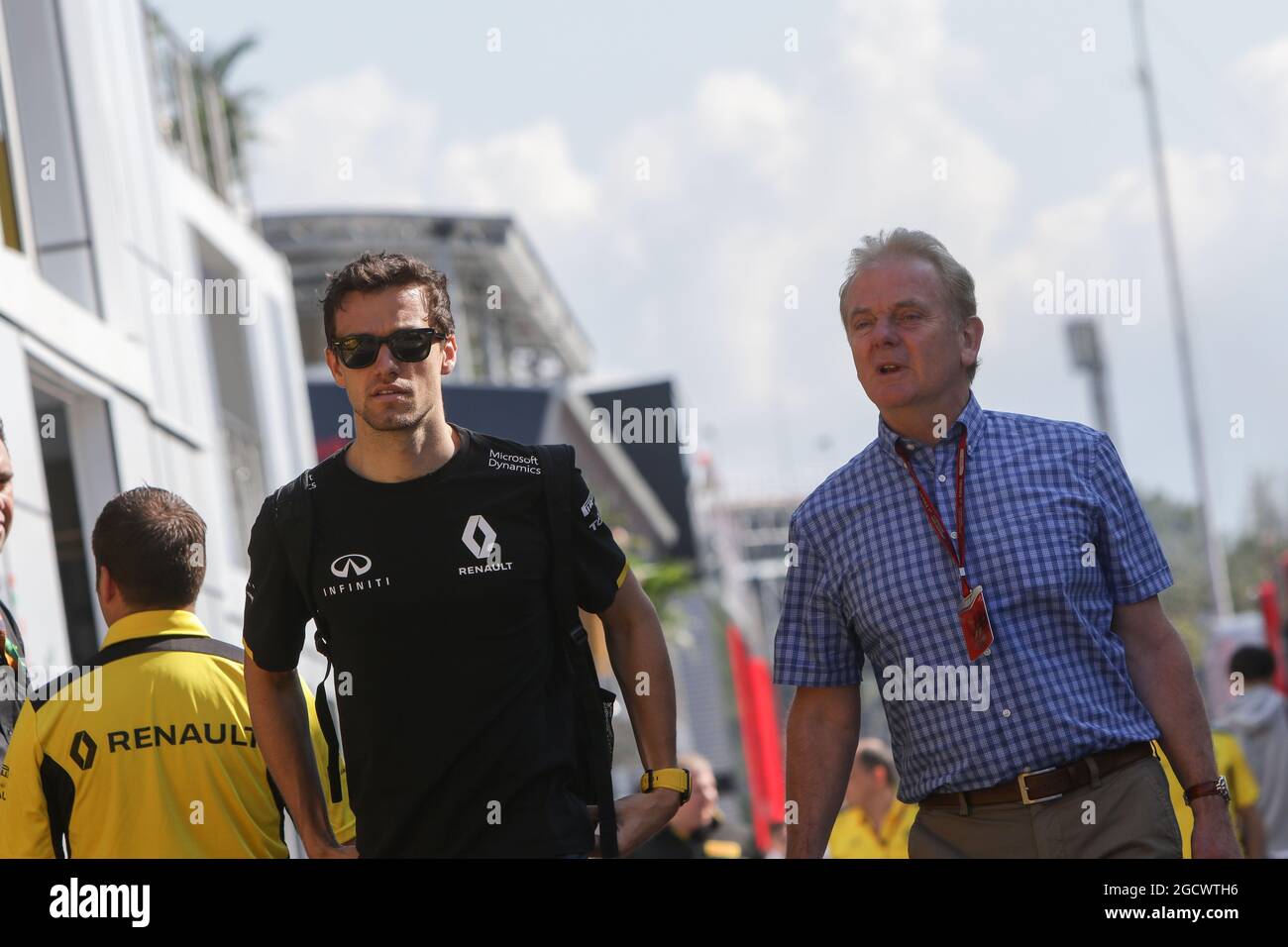 Jolyon Palmer (GBR) Renault Sport F1 Team avec son père Jonathan Palmer (GBR). Grand Prix d'Espagne, dimanche 17 mai 2016. Barcelone, Espagne. Banque D'Images