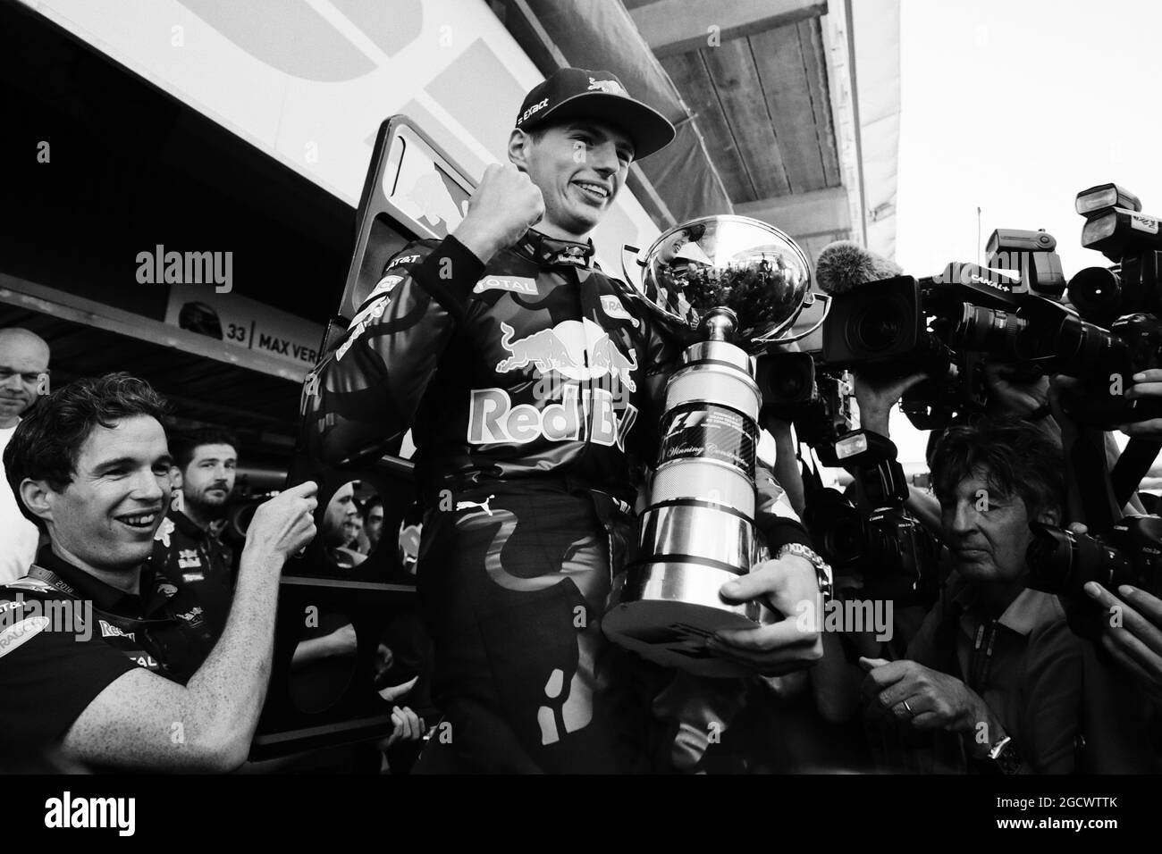 Le vainqueur de la course Max Verstappen (NLD) Red Bull Racing célèbre avec l'écurie. Grand Prix d'Espagne, dimanche 17 mai 2016. Barcelone, Espagne. Banque D'Images