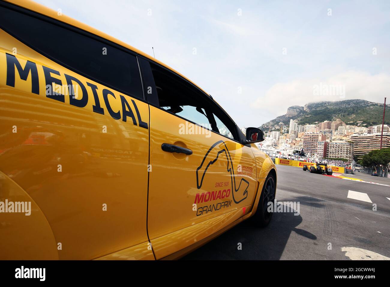 Kevin Magnussen (DEN) Renault Sport F1 Team RS16 passe une voiture médicale. Grand Prix de Monaco, jeudi 26 mai 2016. Monte Carlo, Monaco. Banque D'Images