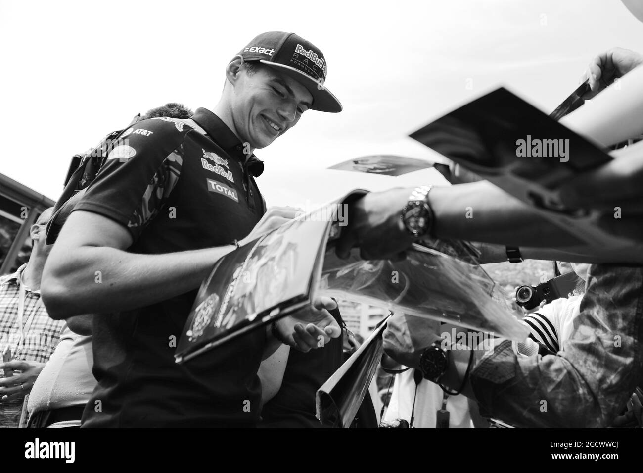 Max Verstappen (NLD) Red Bull Racing signe des autographes pour les fans. Grand Prix de Monaco, vendredi 27 mai 2016. Monte Carlo, Monaco. Banque D'Images