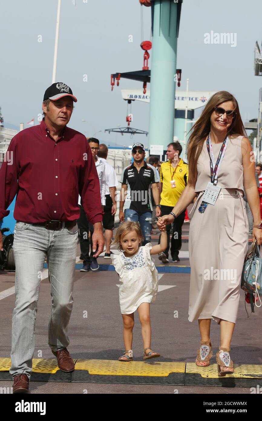 Gerhard Berger (AUT) avec sa famille. Grand Prix de Monaco, samedi 28 mai 2016. Monte Carlo, Monaco. Banque D'Images