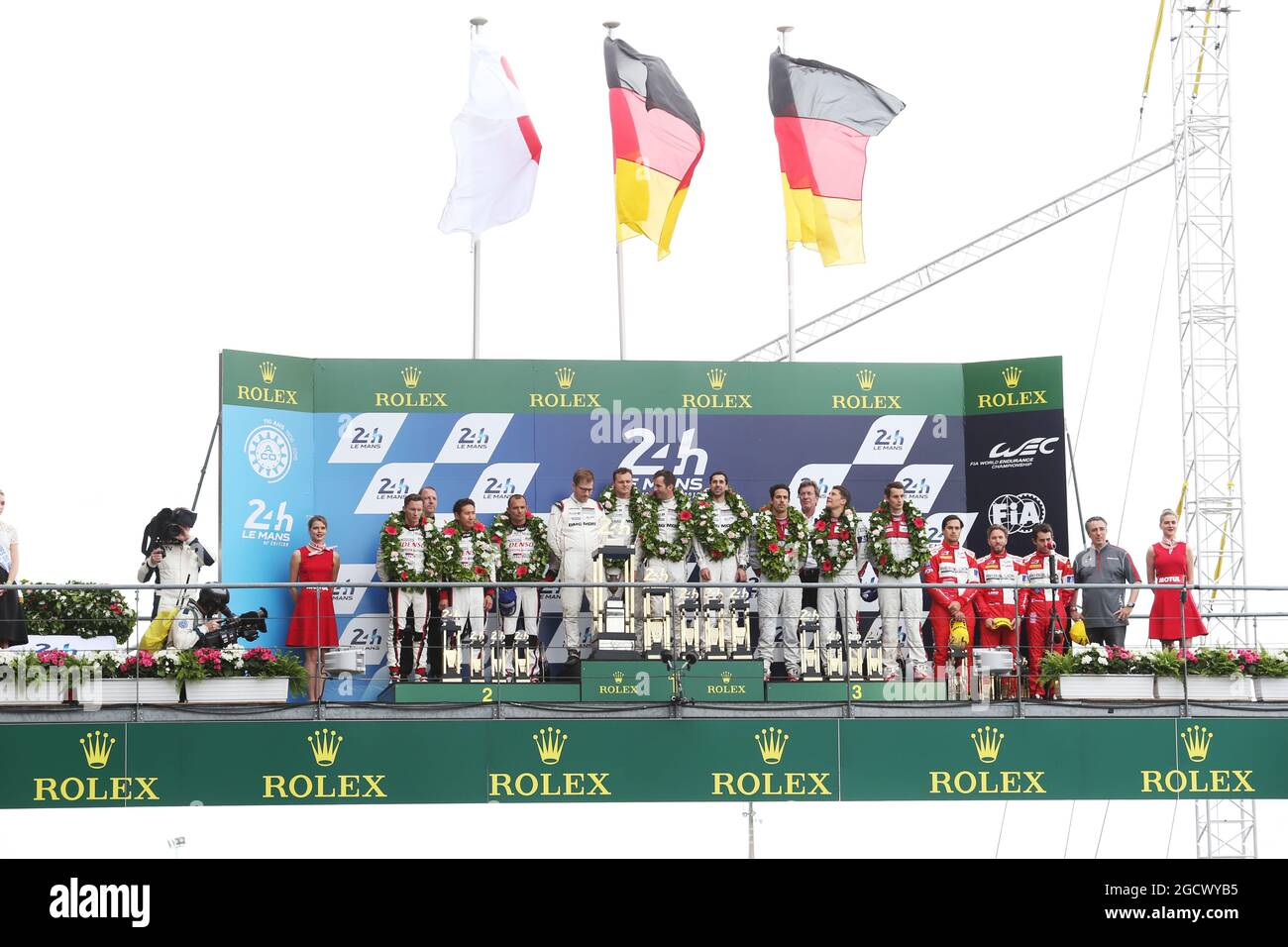 Le podium (de gauche à droite) : Mike Conway (GBR) / Kamui Kobayashi (JPN) / Stephane Sarrazin (FRA) / #06 Toyota Gazoo Racing Toyota TS050 Hybrid, second ; Romain Dumas (FRA) / Neel Jani (SUI) / Marc Lieb (GER) #02 Porsche Team Porsche 919 Hybrid, gagnants de la course ; Lucas di Grassi (BRA) / Loic Duval (FRA) / Oliver Jarvis (GBR) #08 Audi Sport Team Joest Audi R18, troisième. FIA World Endurance Championship, le Mans 24 heures - course, dimanche 16 juin 2016. Le Mans, France. Banque D'Images