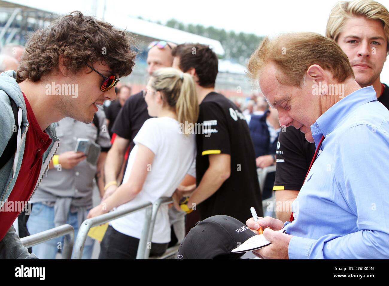 Jonathan Palmer (GBR) signe des autographes pour les fans. Grand Prix de Grande-Bretagne, jeudi 7 juillet 2016. Silverstone, Angleterre. Banque D'Images