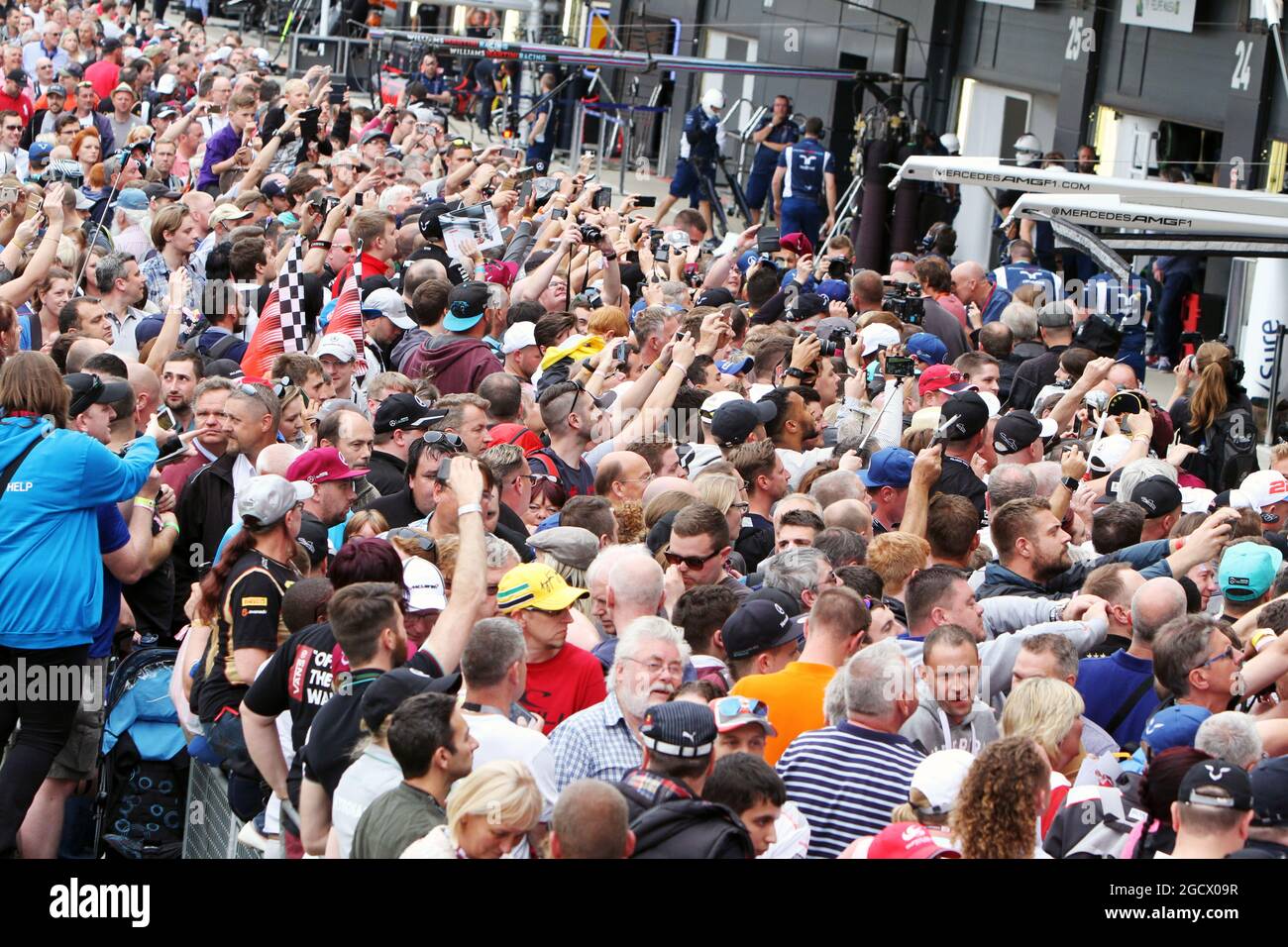 Ventilateurs dans la fosse. Grand Prix de Grande-Bretagne, jeudi 7 juillet 2016. Silverstone, Angleterre. Banque D'Images