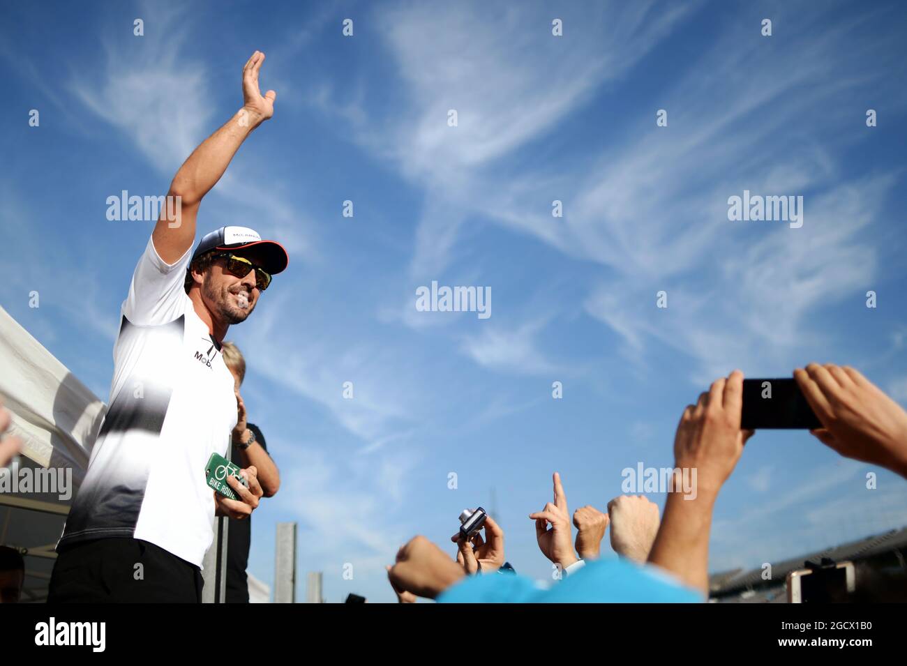 Fernando Alonso (ESP) McLaren avec fans. Grand Prix de Hongrie, jeudi 21 juillet 2016. Budapest, Hongrie. Banque D'Images