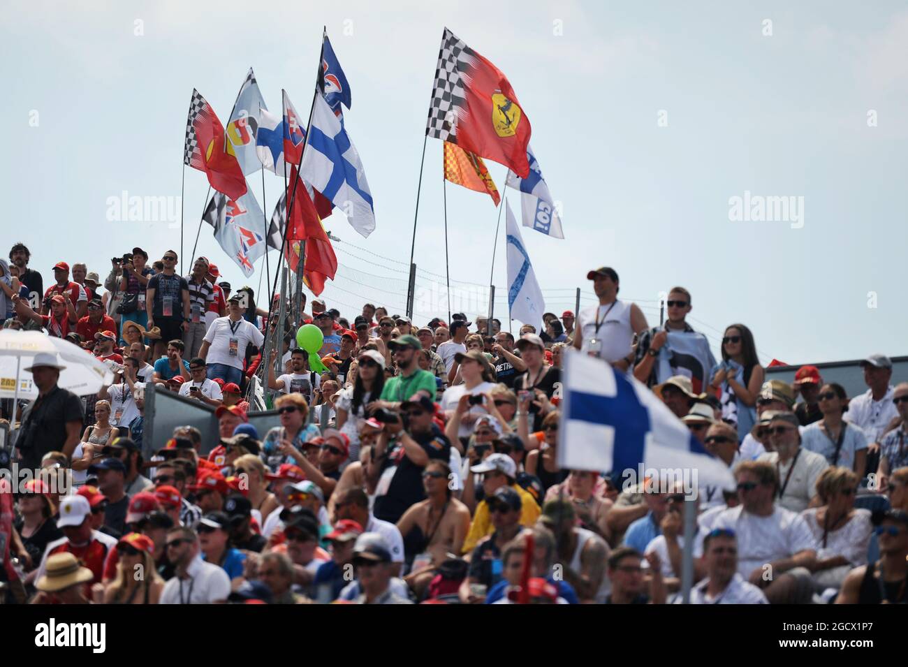 Fans et drapeaux finlandais. Grand Prix de Hongrie, dimanche 24 juillet 2016. Budapest, Hongrie. Banque D'Images
