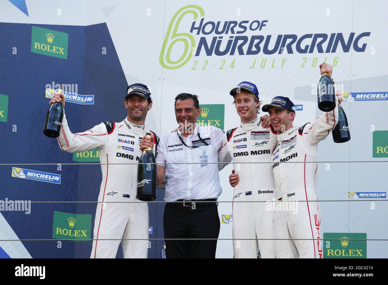 (De gauche à droite) : Mark Webber (AUS), Brendon Hartley (NZL) et Timo Bernhard (GER) #01 l'équipe Porsche 919 Hybrid célèbrent sur le podium. Championnat du monde d'endurance FIA, Round 4, Dimanche 24 juillet 2016. Nurburgring, Allemagne. Banque D'Images