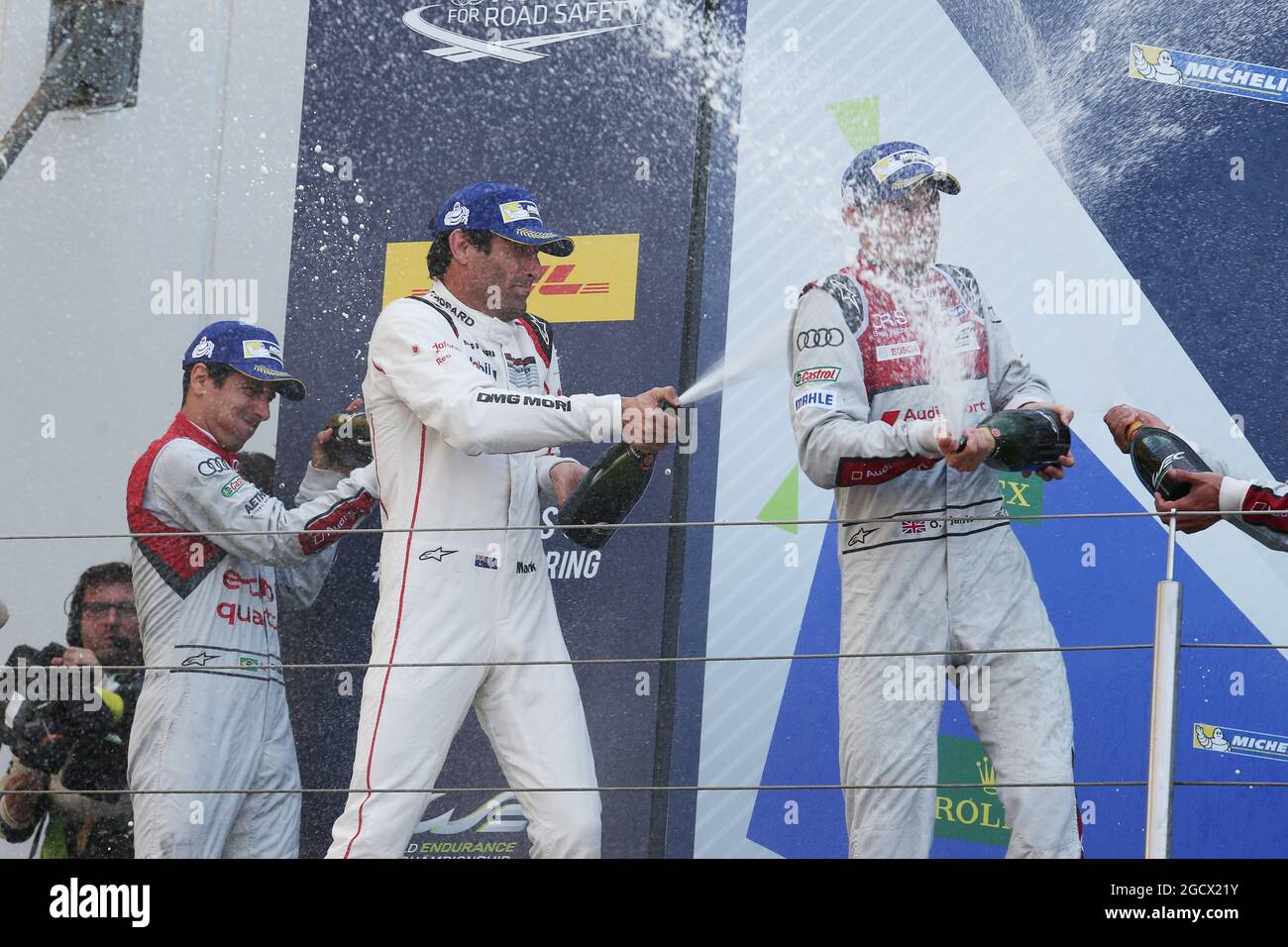 Mark Webber (AUS), vainqueur de la course n°01 l'équipe Porsche 919 Hybrid fête sur le podium. Championnat du monde d'endurance FIA, Round 4, Dimanche 24 juillet 2016. Nurburgring, Allemagne. Banque D'Images