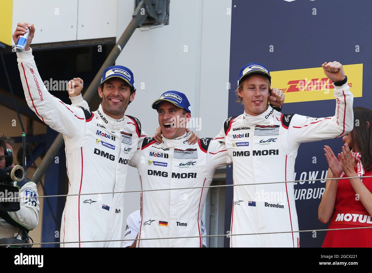 (De gauche à droite) : les vainqueurs de course Mark Webber (AUS), Timo Bernhard (GER) et Brendon Hartley (NZL) n° 01 Porsche Team Porsche 919 Hybrid, fêtent sur le podium. Championnat du monde d'endurance FIA, Round 4, Dimanche 24 juillet 2016. Nurburgring, Allemagne. Banque D'Images