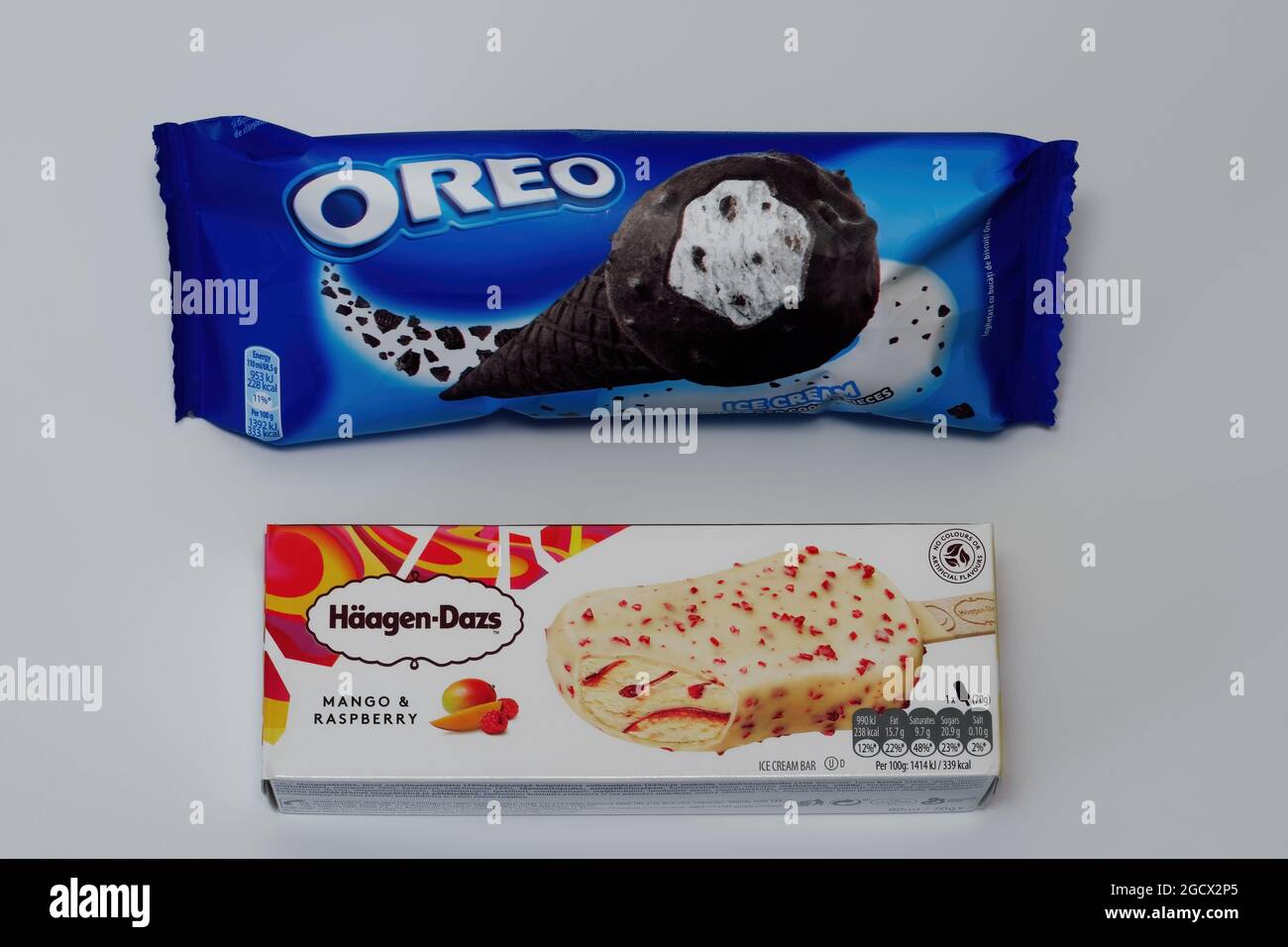 Oreo Cone avec biscuits et glace Haagen-Dazs à la mangue et à la framboise vue de dessus. Desserts glacés de marques célèbres sur emballage avec détails nutritionnels. Banque D'Images