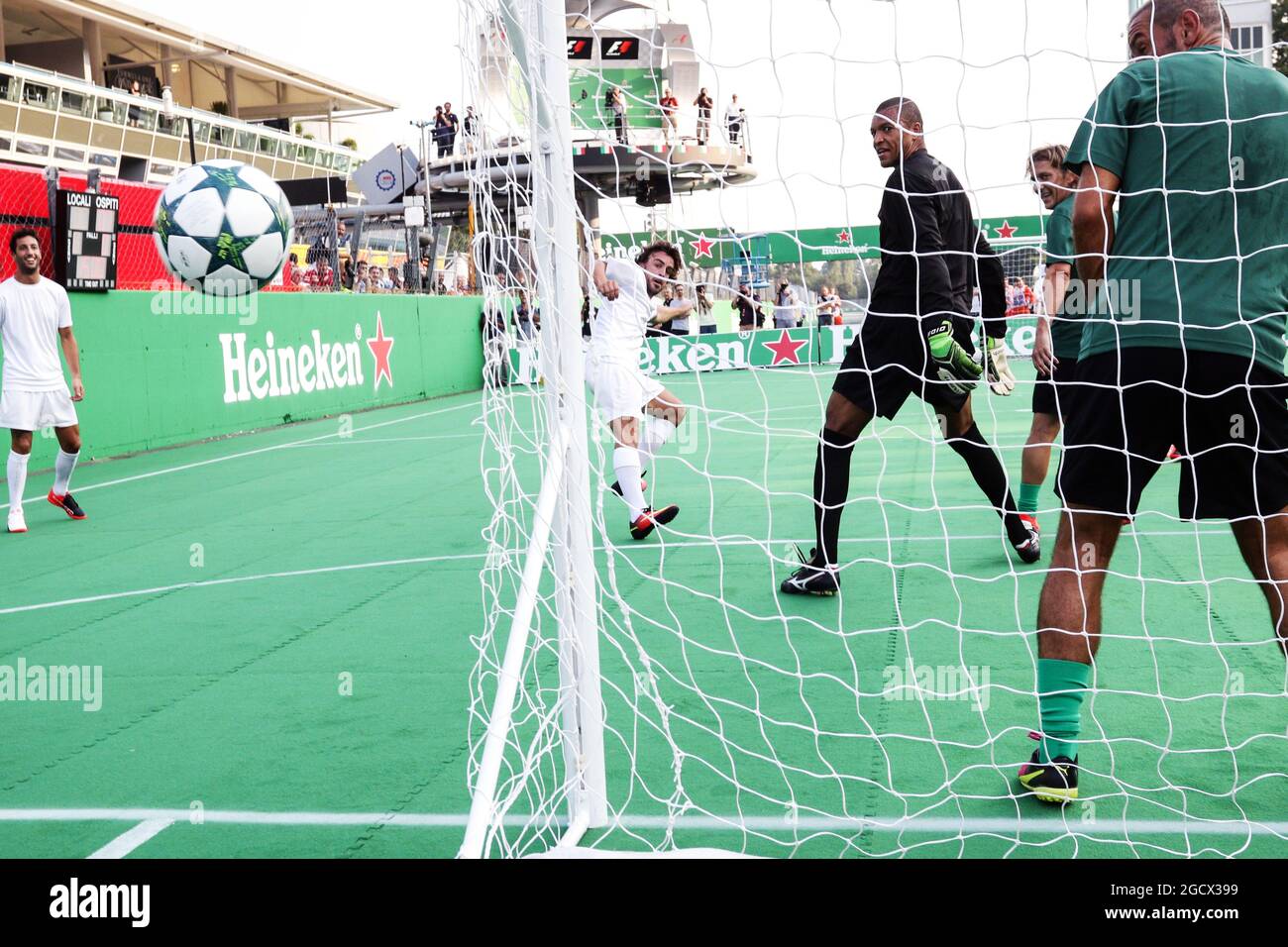 Fernando Alonso (ESP) McLaren à l'association caritative 5-a-Side football match. Grand Prix d'Italie, jeudi 1er septembre 2016. Monza Italie. Banque D'Images