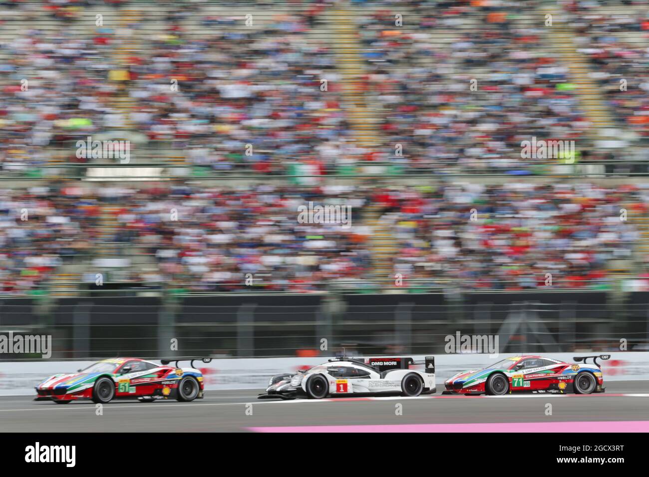 Gianmaria Bruni (ITA) / James Calado (GBR) #51 AF Corse Ferrari F488 GTE dirige Timo Bernhard (GER) / Mark Webber (AUS) / Brendon Hartley (NZL) #01 Porsche Team Porsche 919 Hybrid et Davide Rigon (FRA) / Sam Bird (GBR) #71 AF Corse Ferrari F488 GTE. FIA World Endurance Championship, Rd 5, 6 heures du Mexique. Samedi 3 septembre 2016. Mexico, Mexique. Banque D'Images