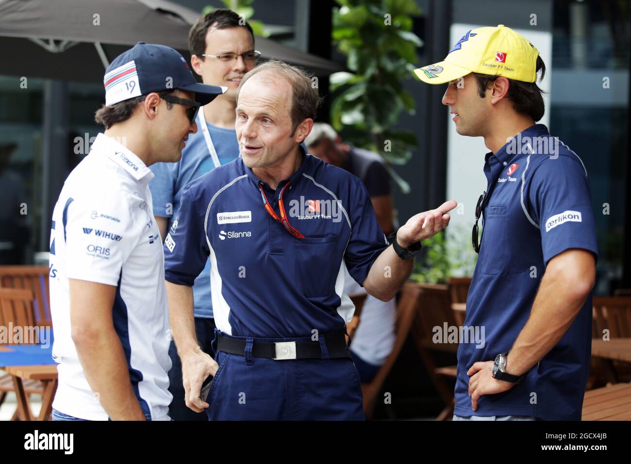 (De gauche à droite) : Felipe Massa (BRA) Williams avec Joseph Lieberer (SUI) Sauber Physio et Felipe Nasr (BRA) Sauber F1 Team. Grand Prix de Malaisie, jeudi 29 septembre 2016. Sepang, Kuala Lumpur, Malaisie. Banque D'Images