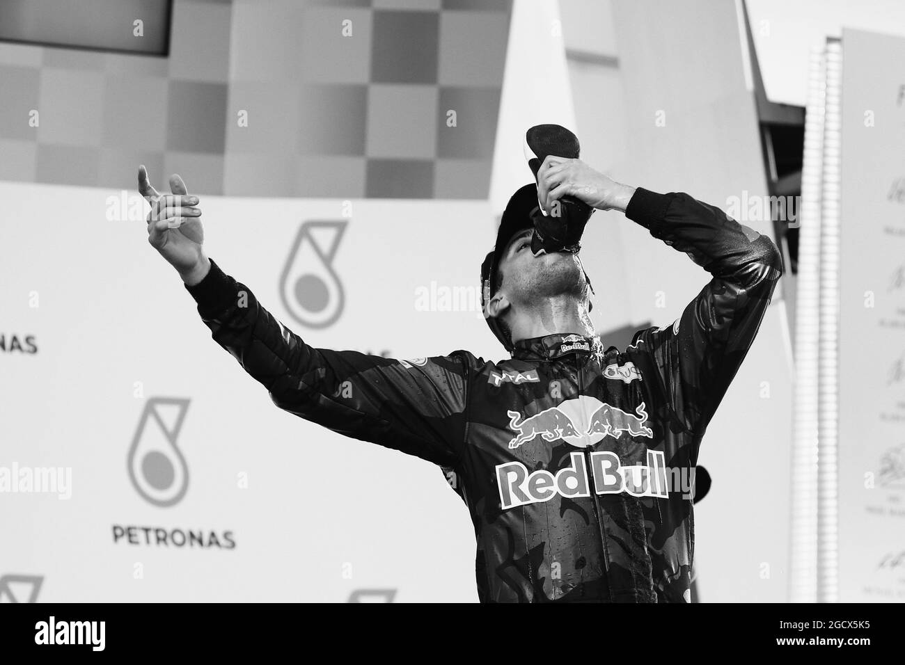 Daniel Ricciardo (AUS), vainqueur de la course Red Bull Racing, célèbre sur le podium en buvant du champagne de sa chaussure de course. Grand Prix de Malaisie, samedi 2 octobre 2016. Sepang, Kuala Lumpur, Malaisie. Banque D'Images