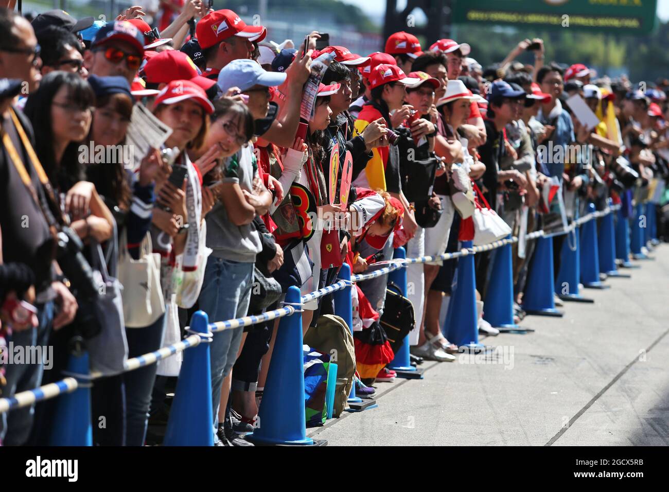 Ventilateurs dans la fosse. Grand Prix japonais, jeudi 6 octobre 2016. Suzuka, Japon. Banque D'Images