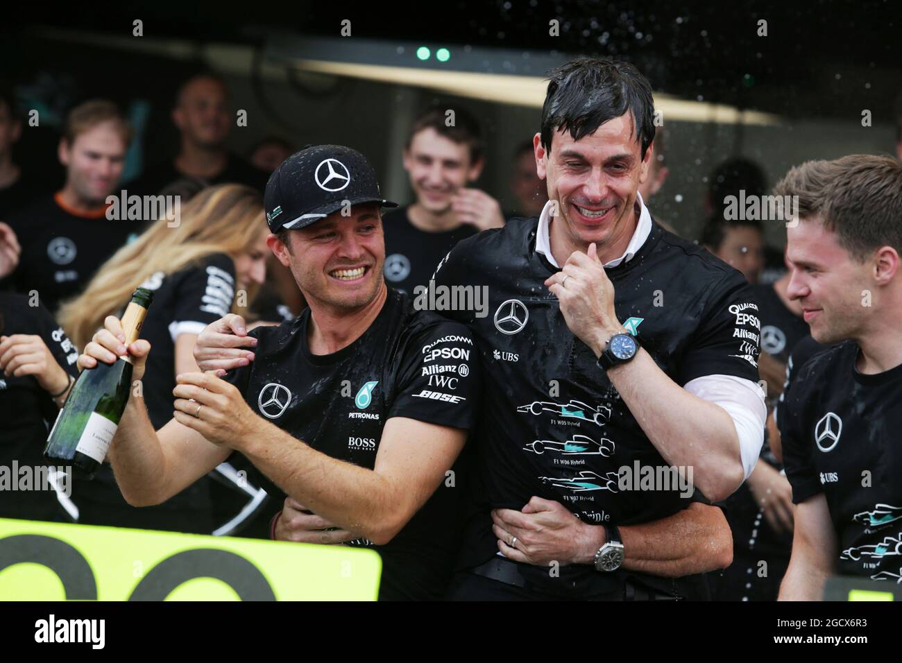 Nico Rosberg (GER) Mercedes AMG F1 célèbre le titre des constructeurs avec Toto Wolff (GER) Mercedes AMG F1 actionnaire et directeur exécutif, et l'écurie. Grand Prix japonais, dimanche 9 octobre 2016. Suzuka, Japon. Banque D'Images