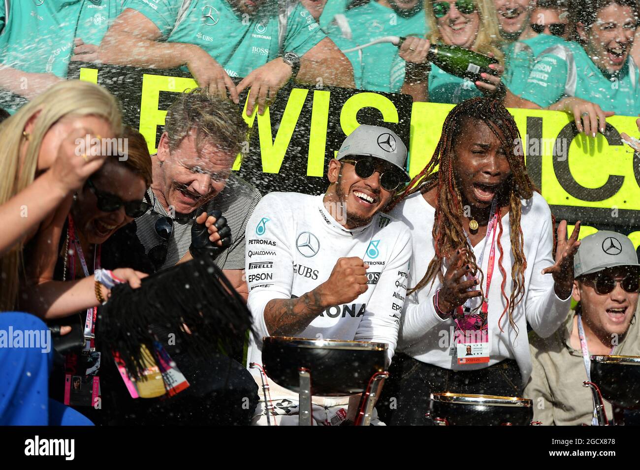 Le vainqueur de la course Lewis Hamilton (GBR) Mercedes AMG F1 fête avec Lindsey Vonn (États-Unis), l'ancien coureur de ski alpin, Gordon Ramsey (GBR), le chef de la célébrité, venus Williams (États-Unis), joueur de tennis et l'équipe. Grand Prix des États-Unis, dimanche 23 octobre 2016. Circuit of the Americas, Austin, Texas, États-Unis. Banque D'Images