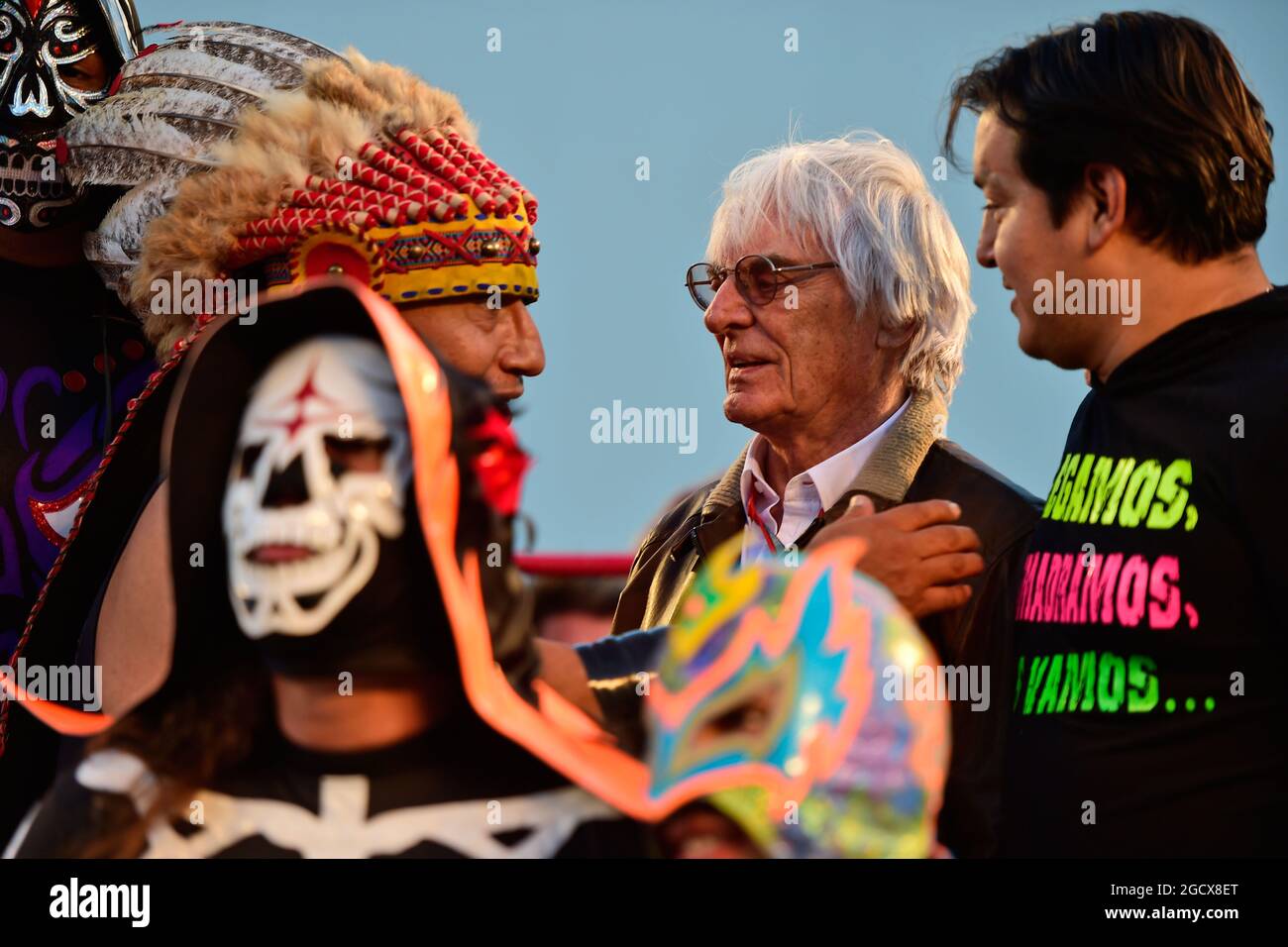 Bernie Ecclestone (GBR) avec les lutteurs mexicains. Grand Prix du Mexique, jeudi 27 octobre 2016. Mexico, Mexique. Banque D'Images
