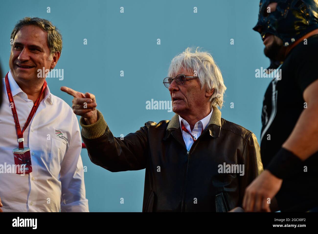 Bernie Ecclestone (GBR) avec un lutteur mexicain (à droite). Grand Prix du Mexique, jeudi 27 octobre 2016. Mexico, Mexique. Banque D'Images