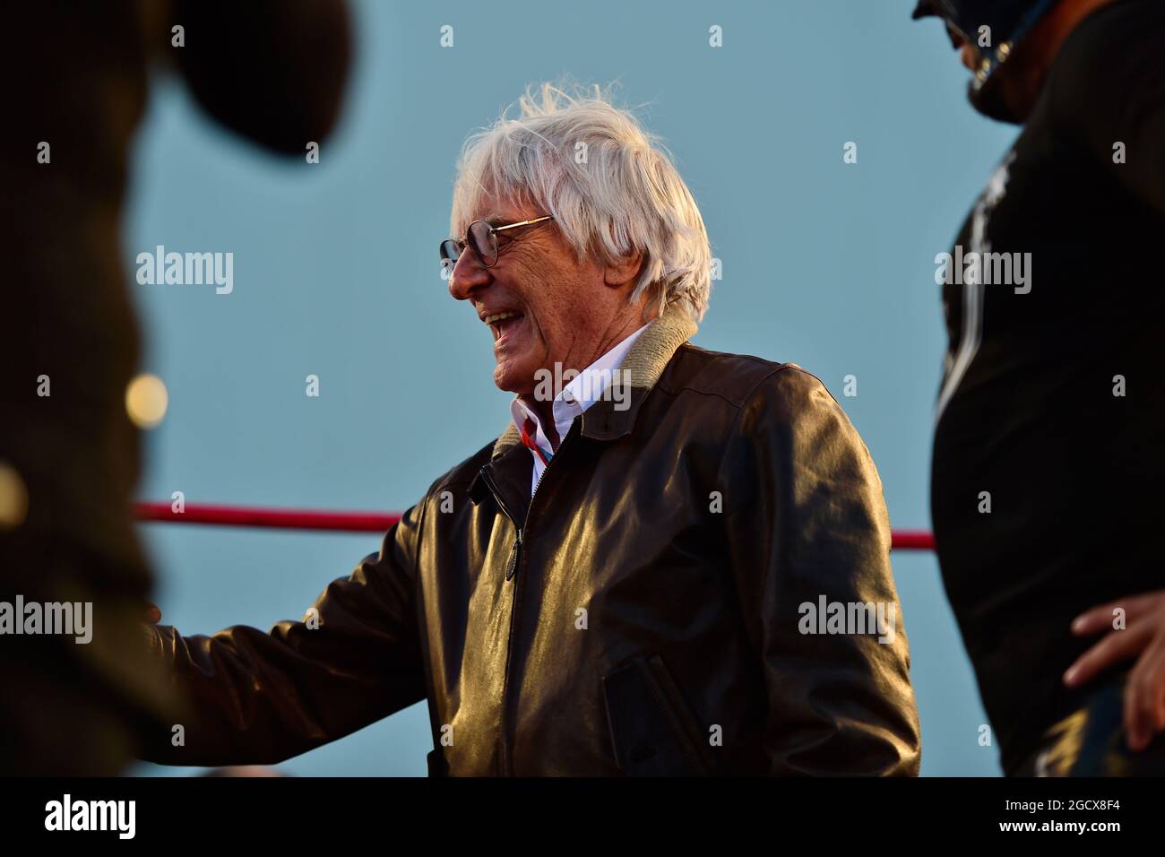 Bernie Ecclestone (GBR) avec les lutteurs mexicains Grand Prix mexicain, jeudi 27 octobre 2016. Mexico, Mexique. Banque D'Images