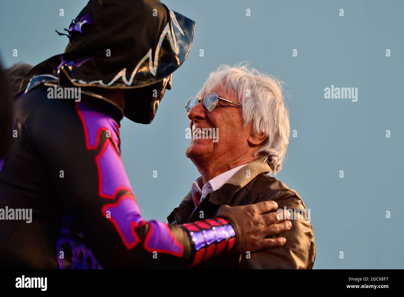 Bernie Ecclestone (GBR) avec les lutteurs mexicains. Grand Prix du Mexique, jeudi 27 octobre 2016. Mexico, Mexique. Banque D'Images