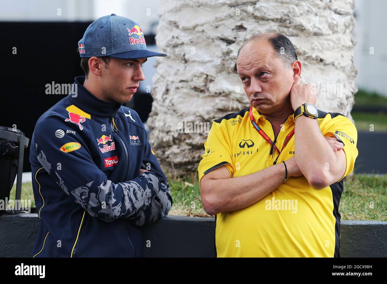 (De gauche à droite): Pierre Gasly (FRA) Red Bull Racing troisième pilote avec Frederic Vasseur (FRA) Renault Sport F1 Team Racing Director. Grand Prix du Mexique, samedi 29 octobre 2016. Mexico, Mexique. Banque D'Images