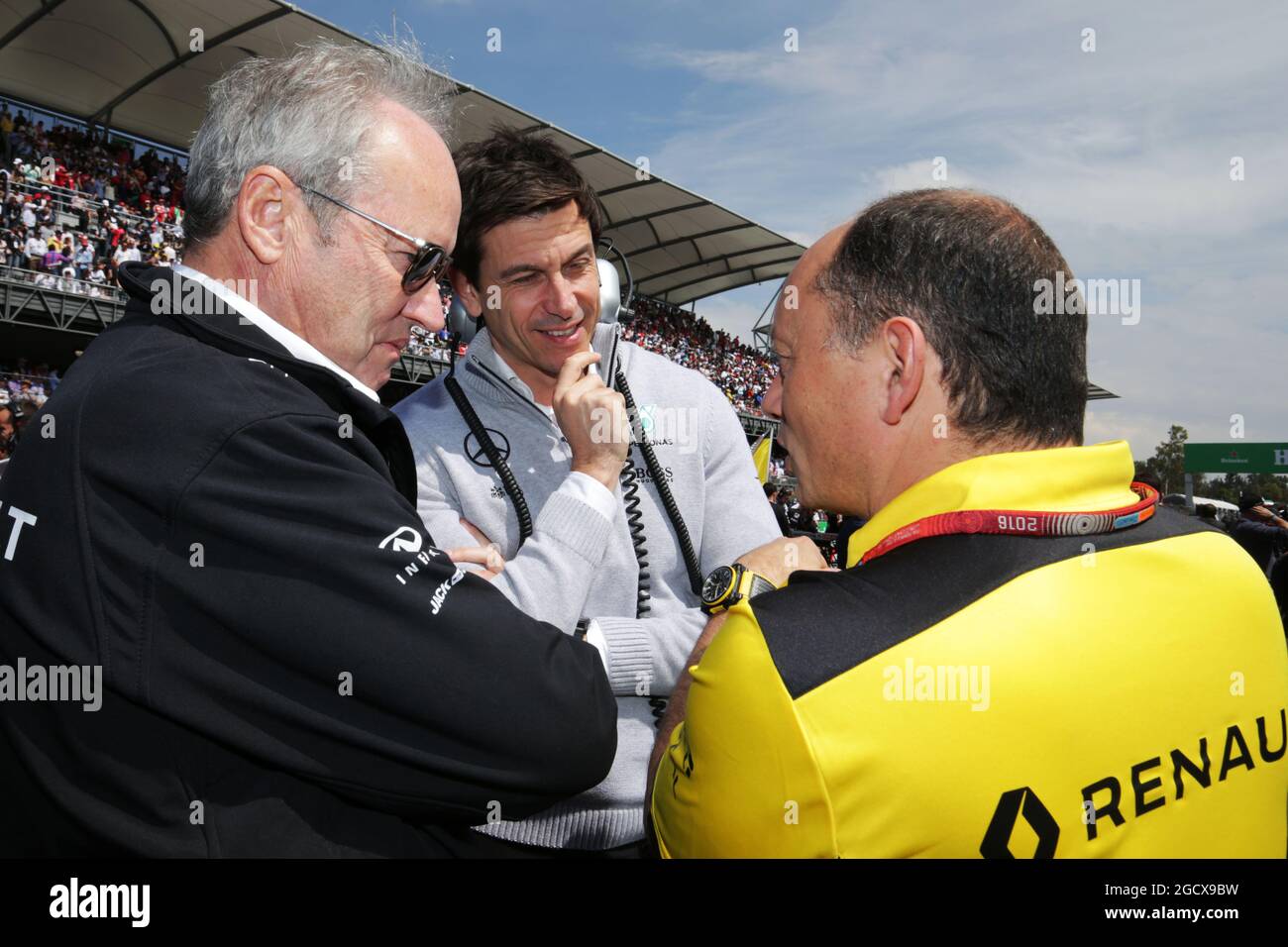 (De gauche à droite) : Jerome Stoll (FRA) Président de Renault Sport F1 avec Toto Wolff (GER) actionnaire et directeur exécutif de Mercedes AMG F1 et Frederic Vasseur (FRA) Directeur des courses de Renault Sport F1 Team sur la grille. Grand Prix du Mexique, dimanche 31 octobre 2016. Mexico, Mexique. Banque D'Images