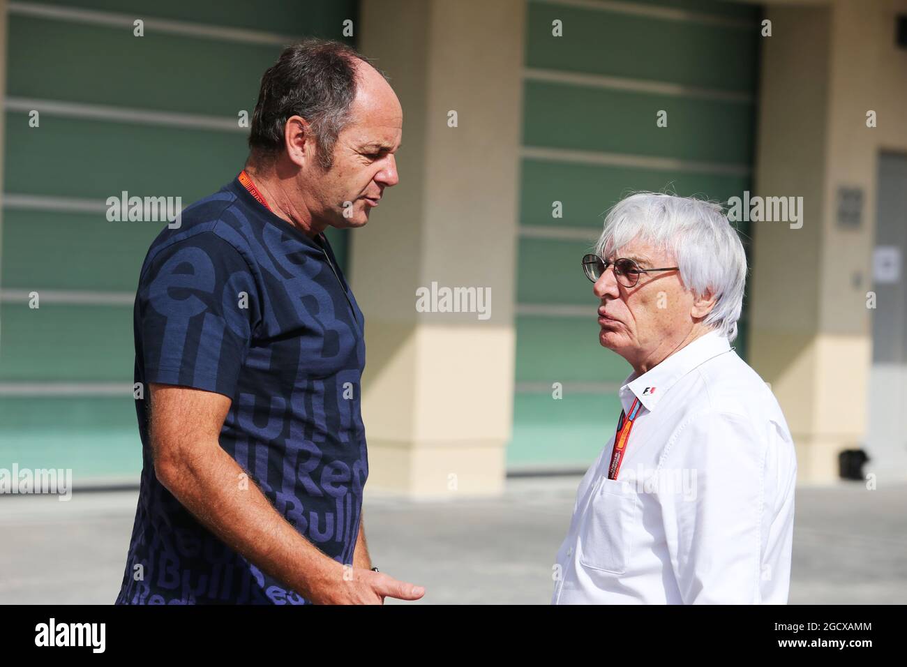 (De gauche à droite) : Gerhard Berger (AUT) avec Bernie Ecclestone (GBR). Grand Prix d'Abu Dhabi, vendredi 25 novembre 2016. Yas Marina circuit, Abu Dhabi, Émirats Arabes Unis. Banque D'Images