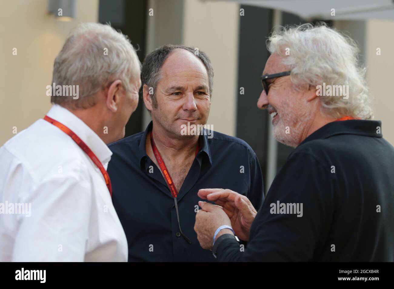 (De gauche à droite): Dr Helmut Marko (AUT) Red Bull Motorsport Consultant avec Gerhard Berger (AUT) et Flavio Briatore (ITA). Grand Prix d'Abu Dhabi, samedi 26 novembre 2016. Yas Marina circuit, Abu Dhabi, Émirats Arabes Unis. Banque D'Images