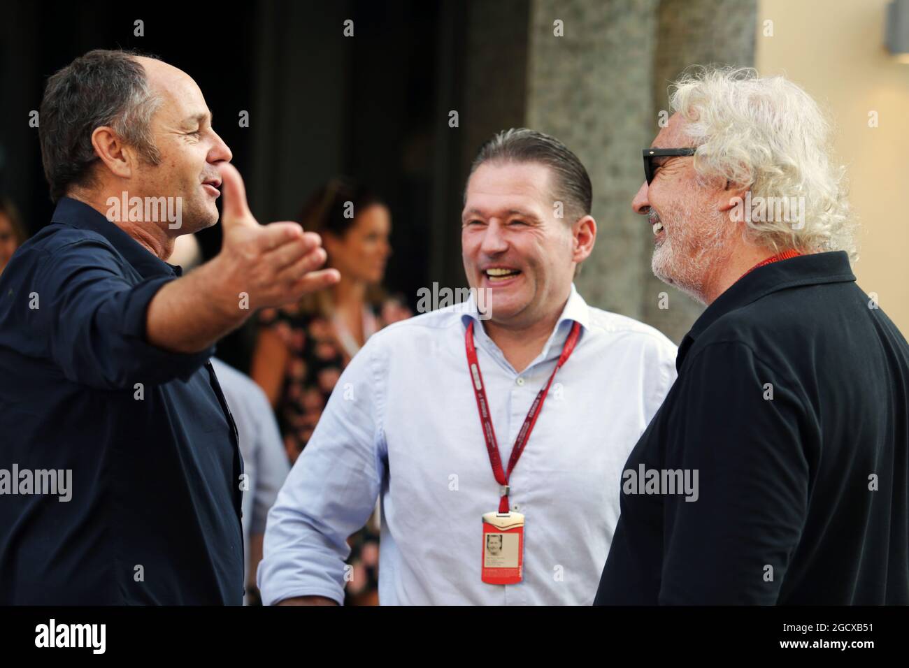 (De gauche à droite) : Gerhard Berger (AUT) avec Jos Verstappen (NLD) et Flavio Briatore (ITA). Grand Prix d'Abu Dhabi, samedi 26 novembre 2016. Yas Marina circuit, Abu Dhabi, Émirats Arabes Unis. Banque D'Images