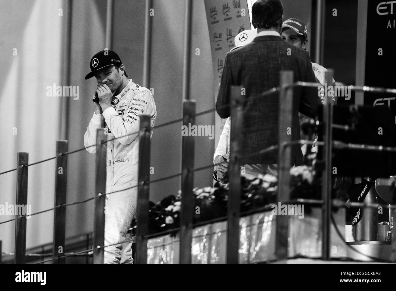Le champion du monde Nico Rosberg (GER) Mercedes AMG F1 fête sur le podium. Grand Prix d'Abu Dhabi, dimanche 27 novembre 2016. Yas Marina circuit, Abu Dhabi, Émirats Arabes Unis. Banque D'Images