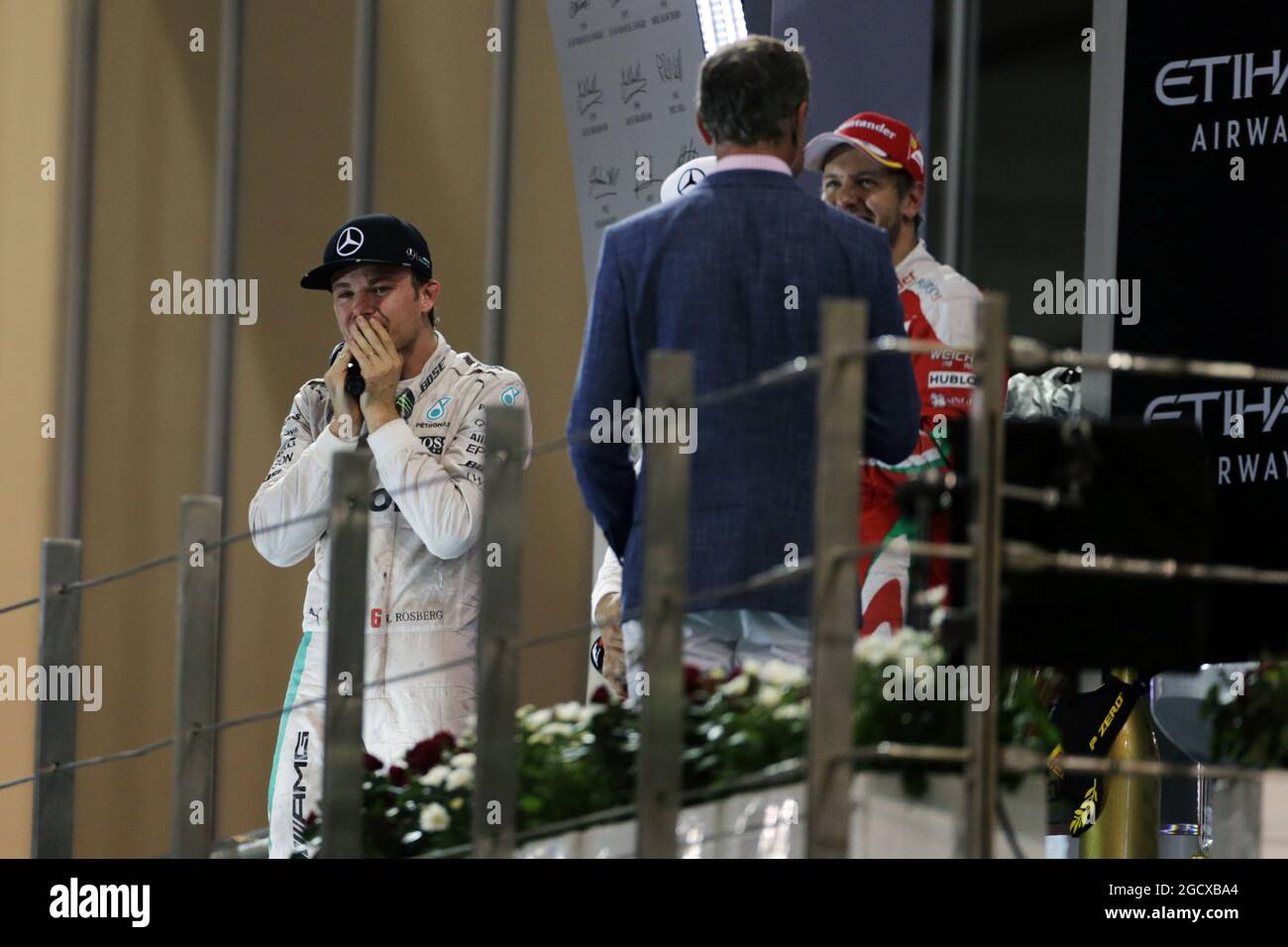 Le champion du monde Nico Rosberg (GER) Mercedes AMG F1 fête sur le podium. Grand Prix d'Abu Dhabi, dimanche 27 novembre 2016. Yas Marina circuit, Abu Dhabi, Émirats Arabes Unis. Banque D'Images