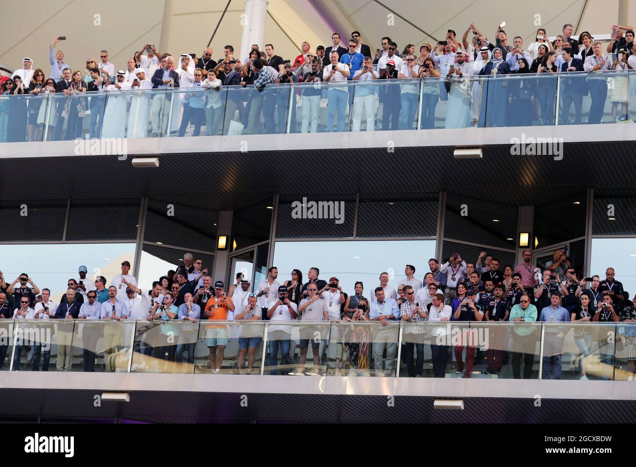 Fans dans la tribune. Grand Prix d'Abu Dhabi, dimanche 27 novembre 2016. Yas Marina circuit, Abu Dhabi, Émirats Arabes Unis. Banque D'Images