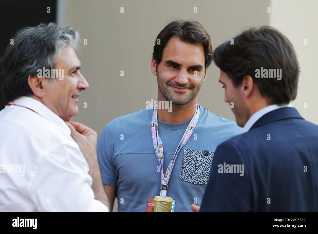 Roger Federer (SUI) joueur de tennis (au centre) avec Pasquale Lattuneddu (ITA) du FOM (à gauche). Grand Prix d'Abu Dhabi, dimanche 27 novembre 2016. Yas Marina circuit, Abu Dhabi, Émirats Arabes Unis. Banque D'Images