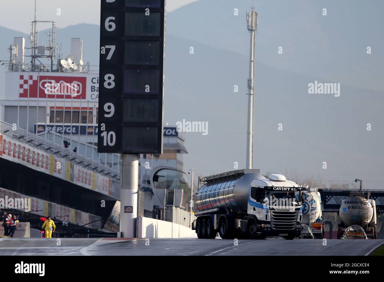 Le circuit est arrosé artificiellement. Test de Formule 1, jour 4, jeudi 2 mars 2017. Barcelone, Espagne. Banque D'Images