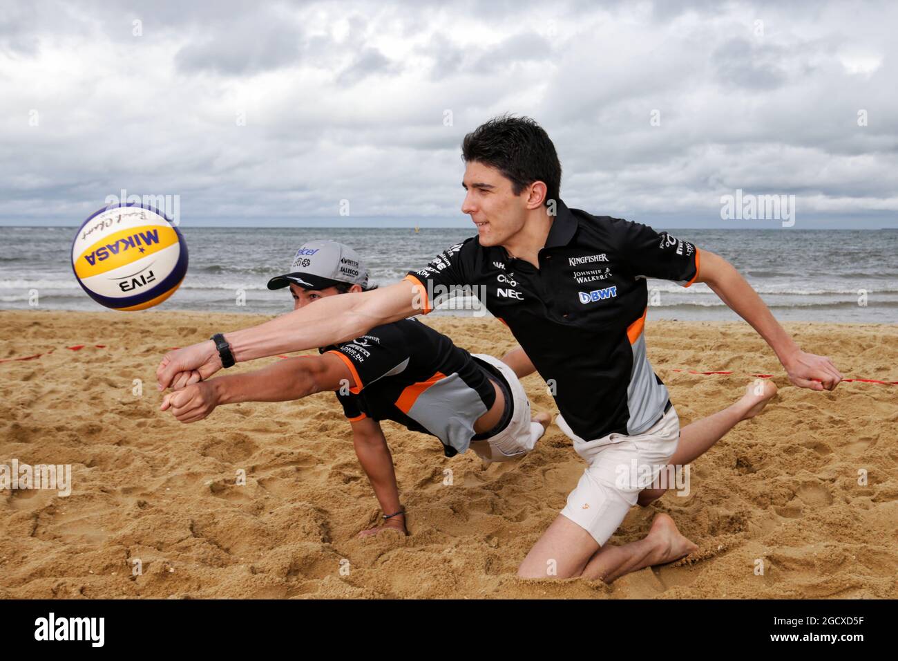 (De gauche à droite) : Sergio Perez (MEX) Sahara Force India F1 et Esteban Ocon (FRA) Sahara Force India F1 Team jouent au volley-ball sur Brighton Beach. Grand Prix d'Australie, mercredi 22 mars 2017. Albert Park, Melbourne, Australie. Banque D'Images