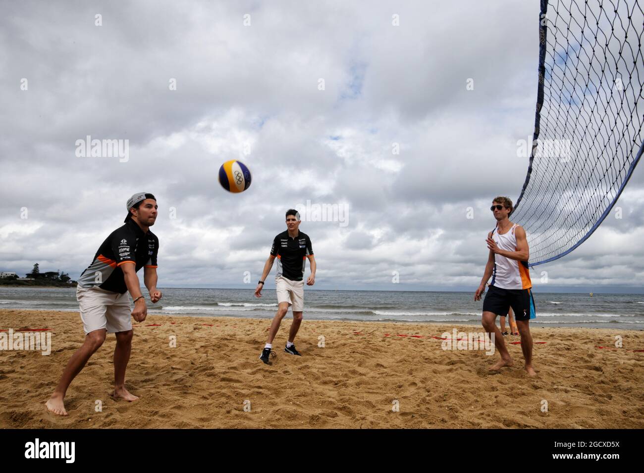 (De gauche à droite) : Sergio Perez (MEX) Sahara Force India F1 et Esteban Ocon (FRA) Sahara Force India F1 Team jouent au volley-ball sur Brighton Beach. Grand Prix d'Australie, mercredi 22 mars 2017. Albert Park, Melbourne, Australie. Banque D'Images