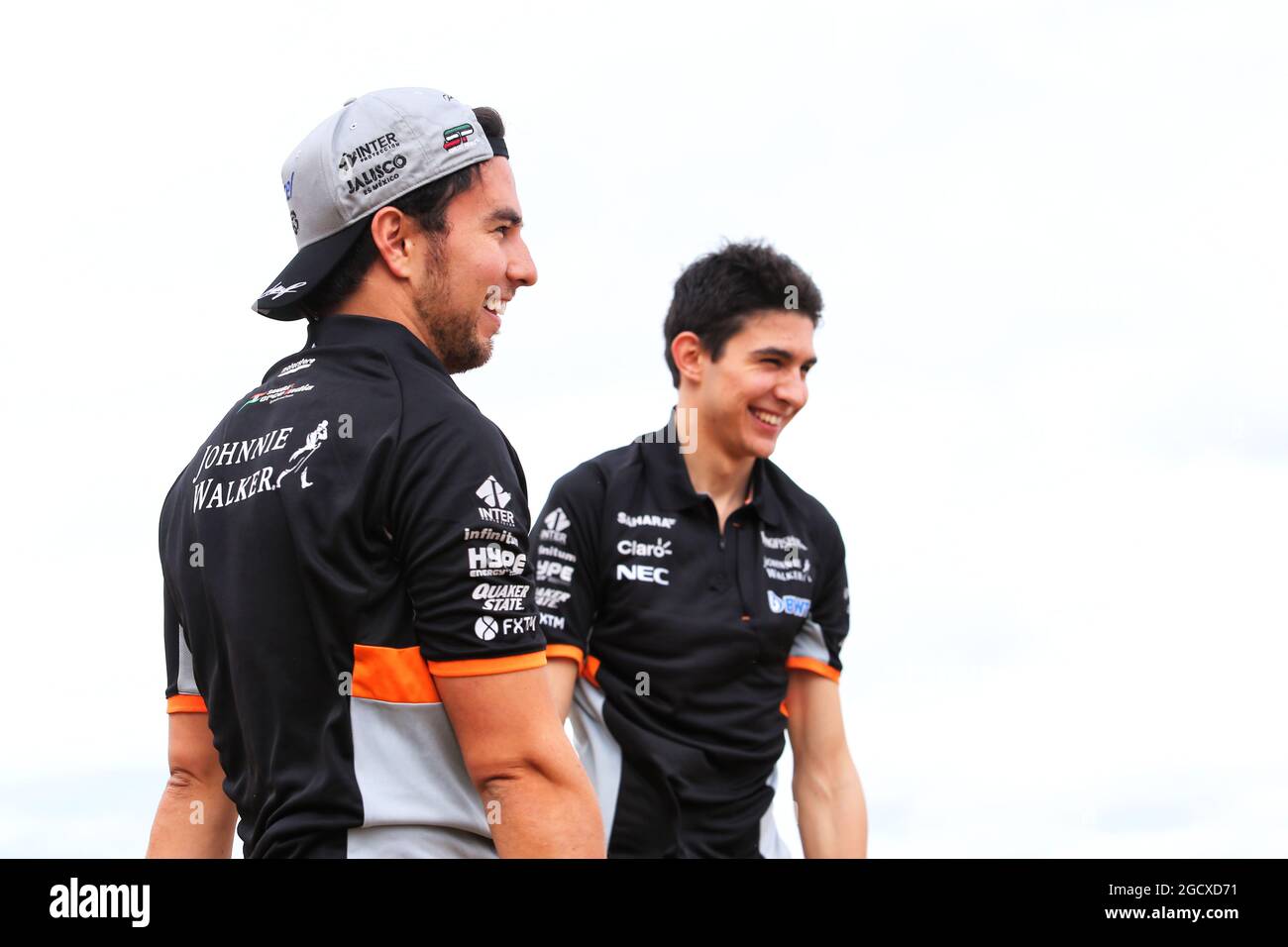 Sergio Perez (MEX) Sahara Force India F1 et Esteban Ocon (FRA) Sahara Force India F1 Team jouent au volley-ball sur Brighton Beach. Grand Prix d'Australie, mercredi 22 mars 2017. Albert Park, Melbourne, Australie. Banque D'Images