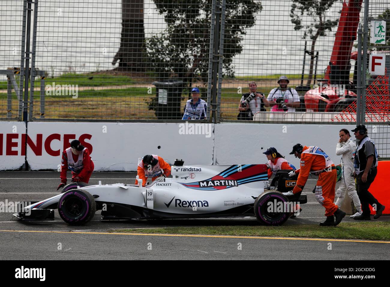Felipe Massa (BRA) Williams FW40 s'est arrêté dans la deuxième session de pratique. Grand Prix d'Australie, vendredi 24 mars 2017. Albert Park, Melbourne, Australie. Banque D'Images