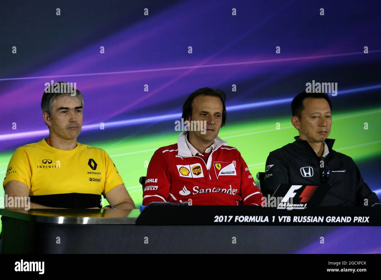 Conférence de presse de la FIA (de gauche à droite) : Nick Chester (GBR) Directeur technique châssis de l'écurie Renault Sport F1 ; Luigi Fraboni (ITA) Chef des opérations moteur Trackside ; Yusuke Hasegawa (JPN) responsable du programme Honda F1. Grand Prix de Russie, vendredi 28 avril 2017. Sotchi Autodrom, Sotchi, Russie. Banque D'Images