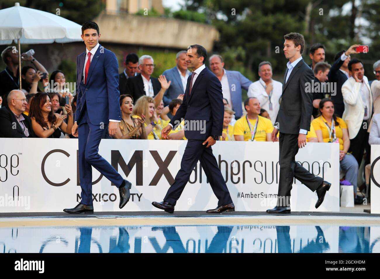 (De gauche à droite) : Esteban Ocon (FRA) Sahara Force India F1 Team avec Marc Gene (ESP) Ferrari Test Driver et Daniil Kvyat (RUS) Scuderia Toro Rosso, au salon Amber Fashion Show. Grand Prix de Monaco, vendredi 26 mai 2017. Monte Carlo, Monaco. Banque D'Images