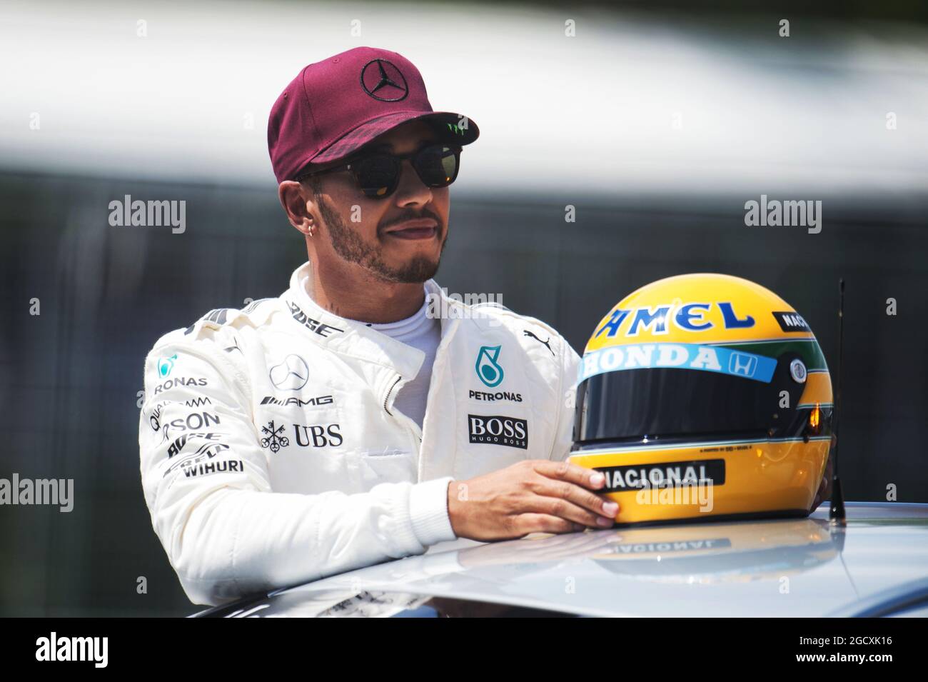 Lewis Hamilton (GBR) Mercedes AMG F1 avec le casque d'Ayrton Senna, lui a  présenté après avoir égalé le nombre de positions de poteau fixé par le  brésilien. Grand Prix du Canada, samedi