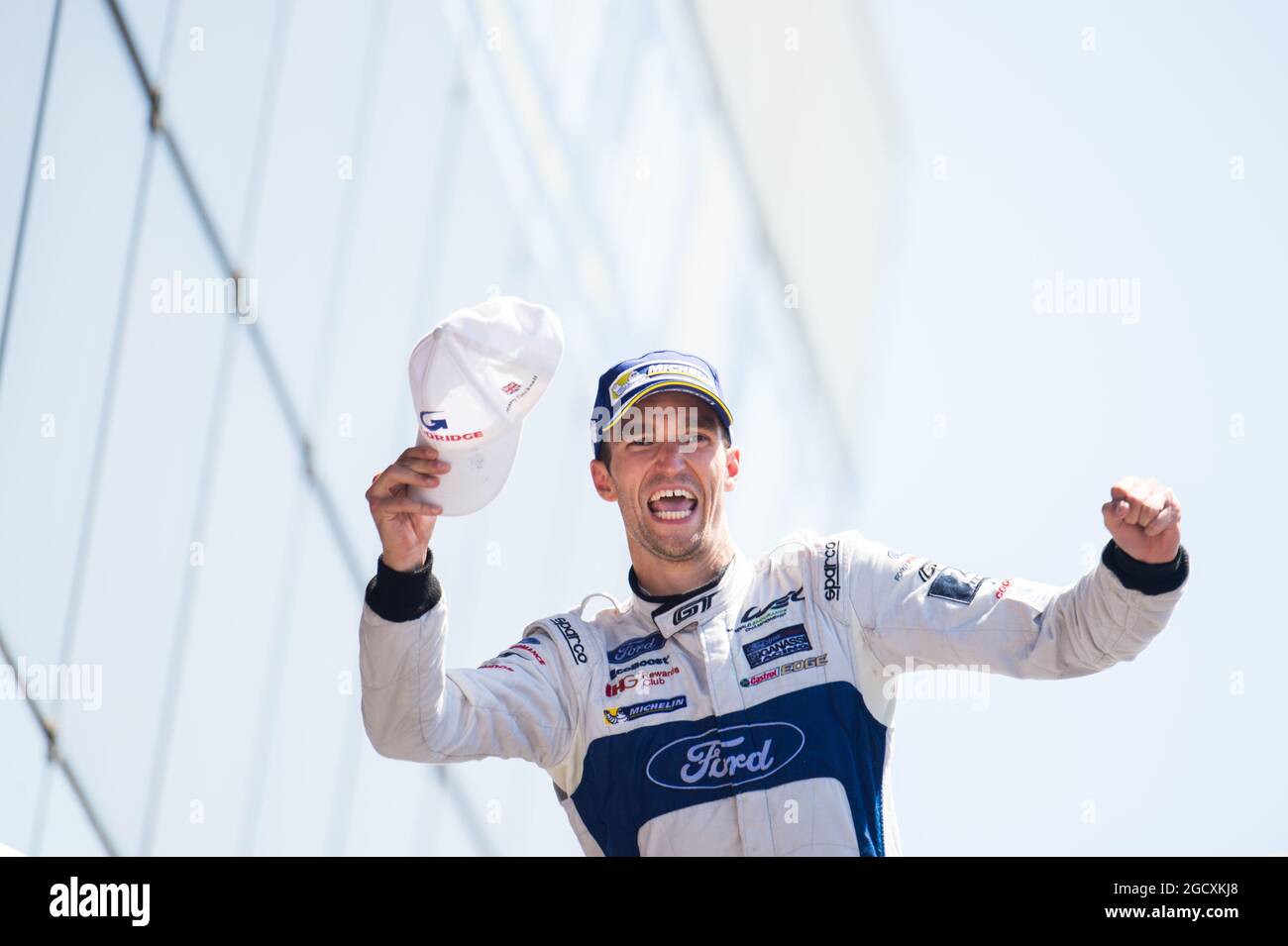 Andy Priaulx (GBR) Harry Tincknell (GBR) célèbre la deuxième place sur le podium GTE Pro. FIA World Endurance Championship, le Mans 24 heures - course, dimanche 18 juin 2017. Le Mans, France. Banque D'Images