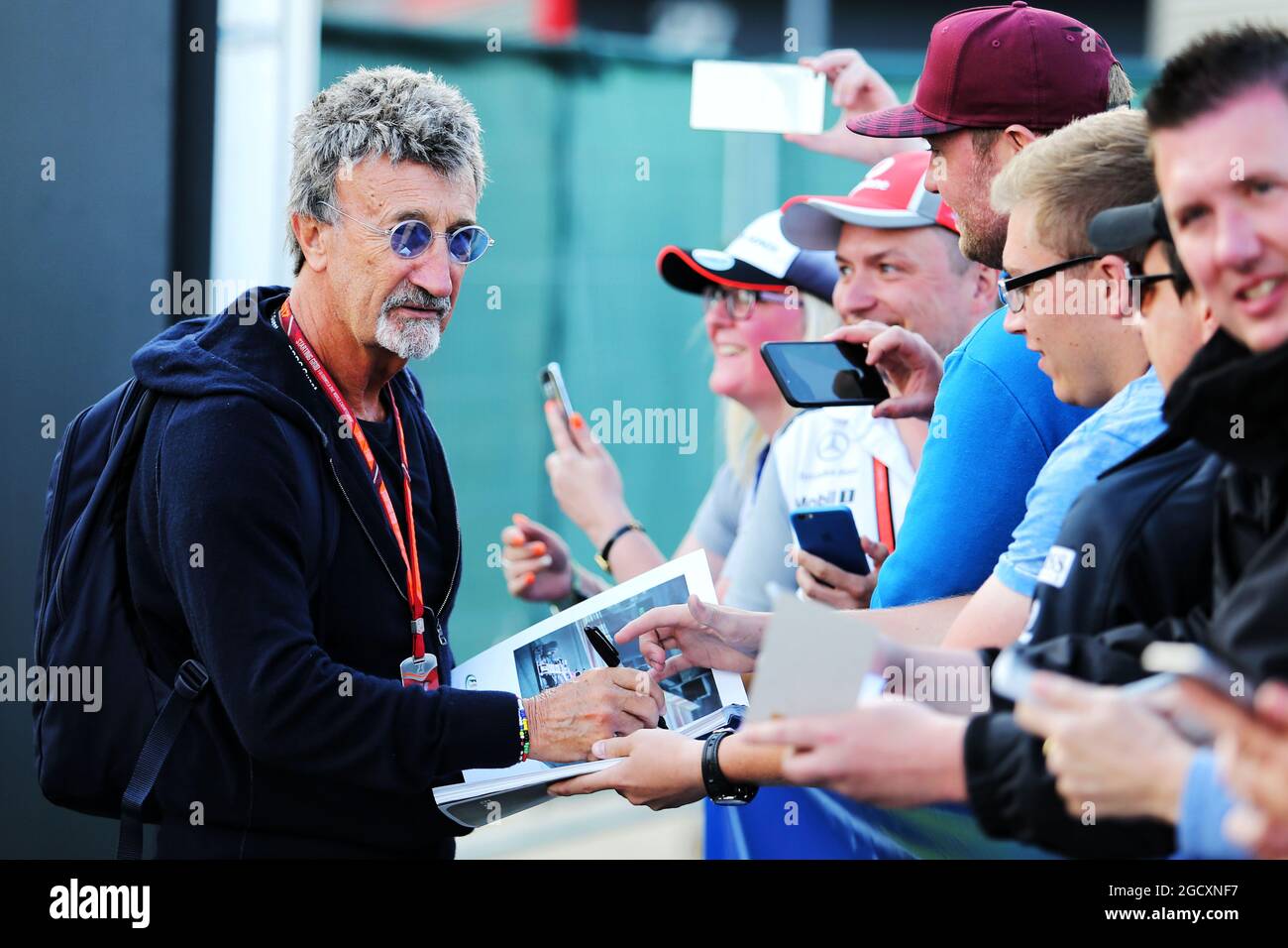 Eddie Jordan (IRE) signe des autographes pour les fans. Grand Prix de Grande-Bretagne, vendredi 14 juillet 2017. Silverstone, Angleterre. Banque D'Images