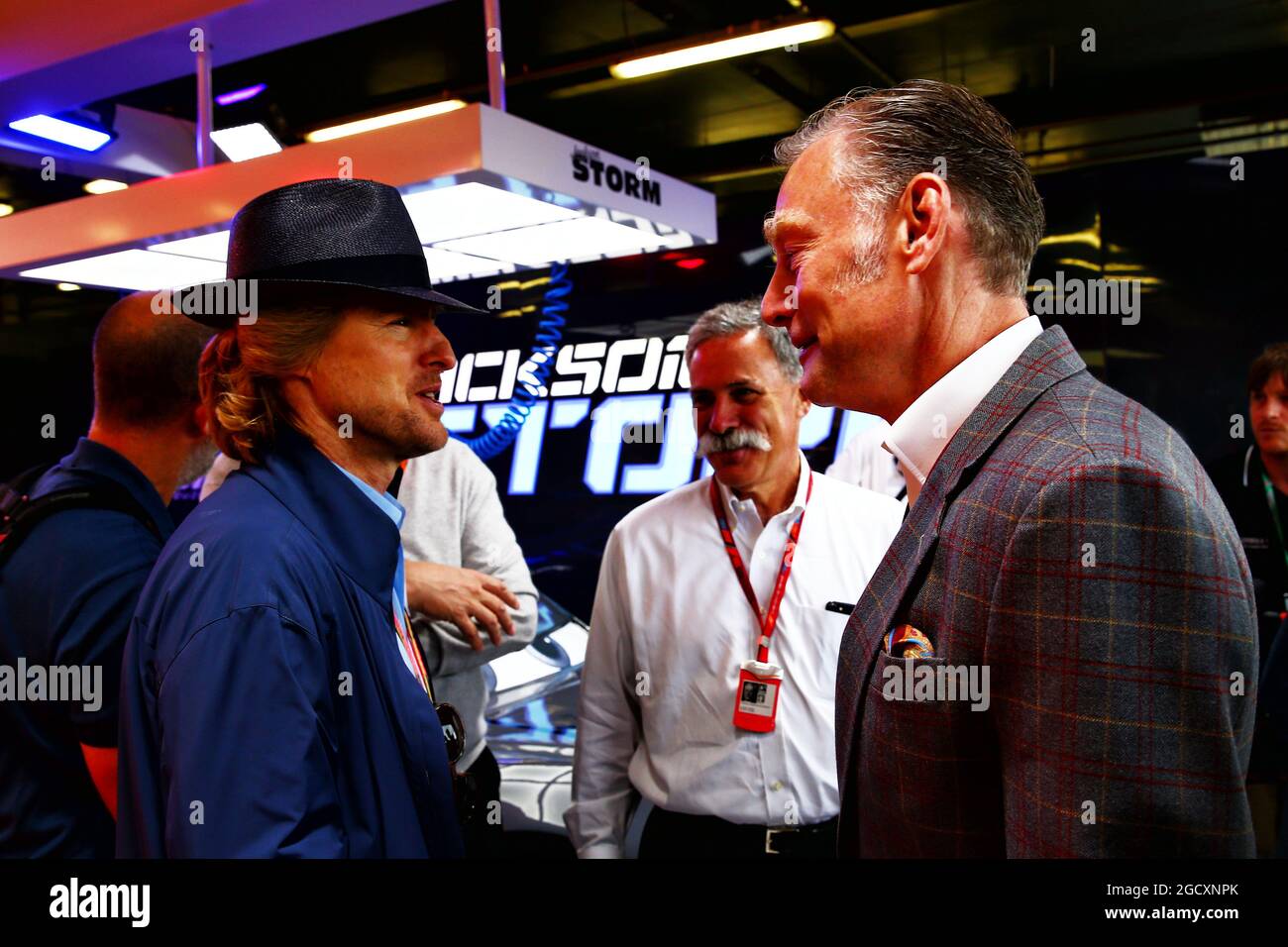 (De gauche à droite) : Owen Wilson (États-Unis) acteur avec Chase Carey (États-Unis) Président du Groupe de Formule 1 et Sean Briches (États-Unis) Directeur général de Formule 1, opérations commerciales. Grand Prix de Grande-Bretagne, dimanche 16 juillet 2017. Silverstone, Angleterre. Banque D'Images